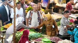 Ketua BGN Meluncurkan program Makan Bergizi Gratis (MBG) Serta Bupati Kebumen meresmikan Studio Live Shop di Pasar Tumenggungan. (Foto: Pemkab Kebumen/Tera Nusantara)