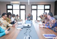  Menteri Perindustrian Agus Gumiwang Kartasasmita mendengarkan paparan yang disampaikan oleh ADB Country Director for Indonesia Mr. Bobur Alimov di kantor Kemenperin, Jakarta, 27 Januari 2026.  - Foto Kemenperin
