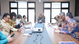  Menteri Perindustrian Agus Gumiwang Kartasasmita mendengarkan paparan yang disampaikan oleh ADB Country Director for Indonesia Mr. Bobur Alimov di kantor Kemenperin, Jakarta, 27 Januari 2026.  - Foto Kemenperin