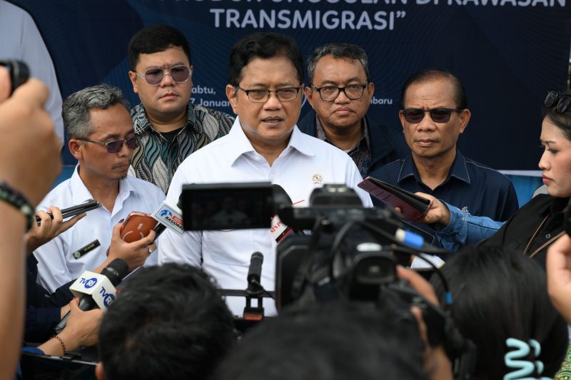 Wamen Transmigrasi meninjau berbagai demonstration plot (demplot) yang menjadi sarana pelatihan bagi calon transmigran. (Foto: Tera Nusantara.com)
