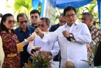 Wamen Transmigrasi menerima keluhan petani nanas di Desa Rimbo Panjang, Kecamatan Tambang, Kabupaten Kampar. (Foto: Tera Nusantara.com)