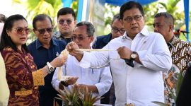 Wamen Transmigrasi menerima keluhan petani nanas di Desa Rimbo Panjang, Kecamatan Tambang, Kabupaten Kampar. (Foto: Tera Nusantara.com)