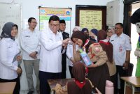 Kepala Badan Pengawas Obat dan Makanan (BPOM) RI, Prof. Dr. Taruna Ikrar meninjau kesiapan Program Makan Bergizi Gratis (MBG). (Foto: Tera Nusantara.com)