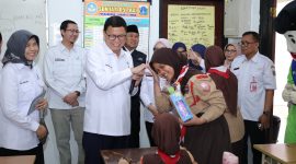Kepala Badan Pengawas Obat dan Makanan (BPOM) RI, Prof. Dr. Taruna Ikrar meninjau kesiapan Program Makan Bergizi Gratis (MBG). (Foto: Tera Nusantara.com)