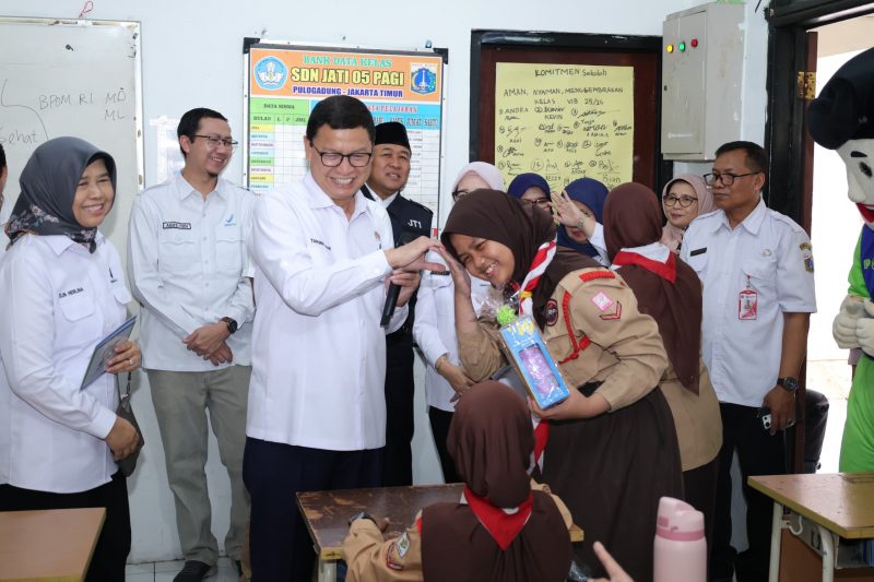 Kepala Badan Pengawas Obat dan Makanan (BPOM) RI, Prof. Dr. Taruna Ikrar meninjau kesiapan Program Makan Bergizi Gratis (MBG). (Foto: Tera Nusantara.com)