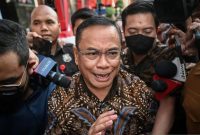 Bupati Pati Sudewo (tengah) berjalan keluar usai menjalani pemeriksaan di Gedung Merah Putih KPK, Jakarta. (Foto: Tera Nusantara.com)