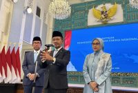 Menteri ESDM Bahlil Lahadalia (tengah) yang juga Ketua Harian Dewan Energi Nasional menjawab pertanyaan wartawan saat ditemui selepas acara pelantikan ketua harian dan anggota Dewan Energi Nasional di Istana Negara, Jakarta, Rabu (28/1/2026). (Foto: Tera Nusantara.com)