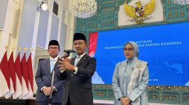 Menteri ESDM Bahlil Lahadalia (tengah) yang juga Ketua Harian Dewan Energi Nasional menjawab pertanyaan wartawan saat ditemui selepas acara pelantikan ketua harian dan anggota Dewan Energi Nasional di Istana Negara, Jakarta, Rabu (28/1/2026). (Foto: Tera Nusantara.com)