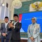Menteri ESDM Bahlil Lahadalia (tengah) yang juga Ketua Harian Dewan Energi Nasional menjawab pertanyaan wartawan saat ditemui selepas acara pelantikan ketua harian dan anggota Dewan Energi Nasional di Istana Negara, Jakarta, Rabu (28/1/2026). (Foto: Tera Nusantara.com)