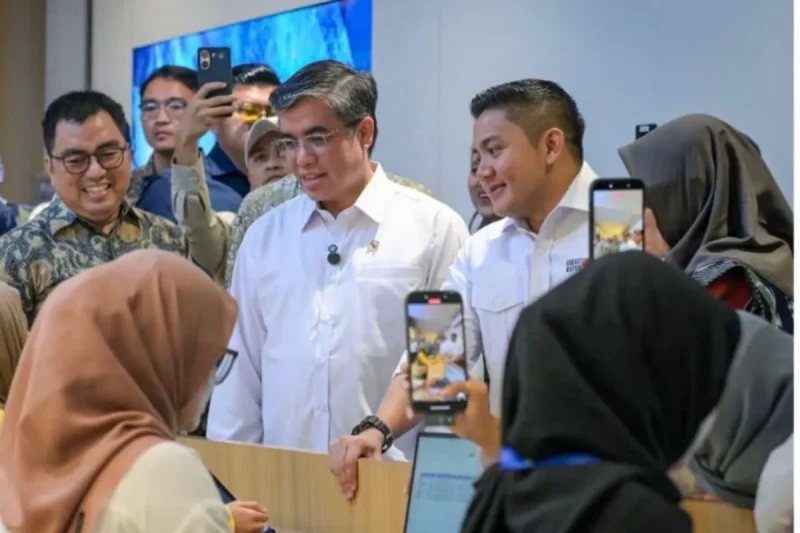 Sekretaris Kabinet (Seskab) Teddy Indra Wijaya bersama Menteri Ketenagakerjaan Yassierli mengecek salah satu pelaksanaan program Magang Nasional di perusahaan swasta PT Paragon, Jakarta, Selasa (27/1/2026). (Foto: Sekretariat Kabinet/Tera Nusantara.com)