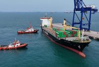 Kapal di Pelabuhan Batu Ampar. Kontainer tersebut memuat komponen elektronik bekas seperti komputer, hard disk, peralatan audio-video, modem, power board, hingga printed circuit board (PCB). - Foto DJBC