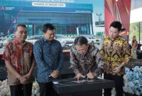 Diler Mitsubishi Motor Manado tersebut diresmikan oleh Presiden Direktur PT MMKSI Atsushi Kurita bersama Presiden Direktur PT Bosowa Berlian Motor Subhan Aksa, Sabtu (24/1/2026).
