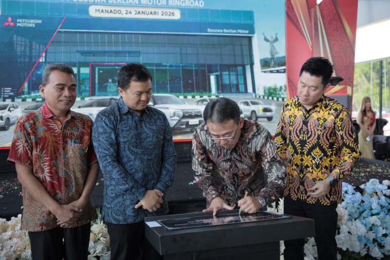 Diler Mitsubishi Motor Manado tersebut diresmikan oleh Presiden Direktur PT MMKSI Atsushi Kurita bersama Presiden Direktur PT Bosowa Berlian Motor Subhan Aksa, Sabtu (24/1/2026).