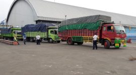 Truk muat barang kebutuhan pokok. Rakor bertujuan memastikan kelancaran distribusi bapok jelang HBKN di tengah kondisi cuaca saat ini serta kesiapan seluruh infrastruktur distribusi, baik darat, laut, maupun udara. - Foto Alfi