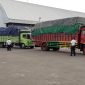 Truk muat barang kebutuhan pokok. Rakor bertujuan memastikan kelancaran distribusi bapok jelang HBKN di tengah kondisi cuaca saat ini serta kesiapan seluruh infrastruktur distribusi, baik darat, laut, maupun udara. - Foto Alfi