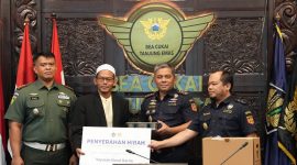 Bea Cukai Tanjung Emas menghibahkan barang milik negara (BMMN) kepada beberapa yayasan di Semarang, Kamis (15/01/2026). - Foto DJBC