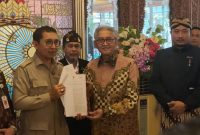 Menbud Fadli Zon menunjuk KGPAA Tedjowulan sebagai penanggung jawab Keraton Solo. (Foto: Kemenbud/Tera Nusantara.com)