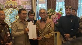Menbud Fadli Zon menunjuk KGPAA Tedjowulan sebagai penanggung jawab Keraton Solo. (Foto: Kemenbud/Tera Nusantara.com)