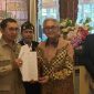 Menbud Fadli Zon menunjuk KGPAA Tedjowulan sebagai penanggung jawab Keraton Solo. (Foto: Kemenbud/Tera Nusantara.com)