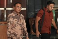 Bupati Pati Sudewo (kiri) berjalan usai menjalani pemeriksaan di Gedung Merah Putih KPK, Jakarta, Senin (22/9/2025). (Foto: Tera Nusantara.com)