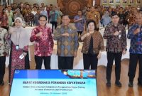 rapat koordinasi ini juga melibatkan akademisi dan praktisi sebagai penanggap, antara lain Guru Besar Logistik dan Rantai Pasok Fakultas Teknologi Pertanian Universitas Gadjah Mada (UGM) Prof Kuncoro Harto Widodo, Koordinator IV Jamintel Kejaksaan Agung I Nyoman Sucitrawan, Direktur Pengawasan Bidang Pangan BPKP Leo Lendra, serta perwakilan Asosiasi Produsen Pengolahan dan Pemasaran Produk Perikanan Indonesia (AP5I).  Foto KKP