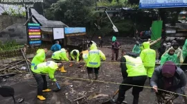 Petugas gabungan membersihkan material banjir bandang di wisata Guci Tegal (Foto: Tera Nusantara.com)