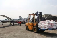 Petugas membawa bahan semai untuk Operasi Modifikasi Cuaca (OMC) di Lanud Halim Perdanakusuma, Jakarta, Kamis (10/7/2025). (Foto Ilustrasi/Tera Nusantara.com)