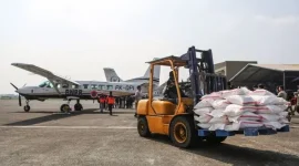 Petugas membawa bahan semai untuk Operasi Modifikasi Cuaca (OMC) di Lanud Halim Perdanakusuma, Jakarta, Kamis (10/7/2025). (Foto Ilustrasi/Tera Nusantara.com)