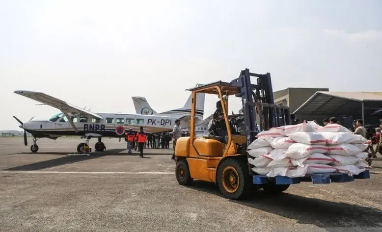 Petugas membawa bahan semai untuk Operasi Modifikasi Cuaca (OMC) di Lanud Halim Perdanakusuma, Jakarta, Kamis (10/7/2025). (Foto Ilustrasi/Tera Nusantara.com)