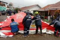 Petugas mendirikan tenda untuk pengungsi korban longsor bandung barat (Foto:Kemensos/Tera Nusantara.com)