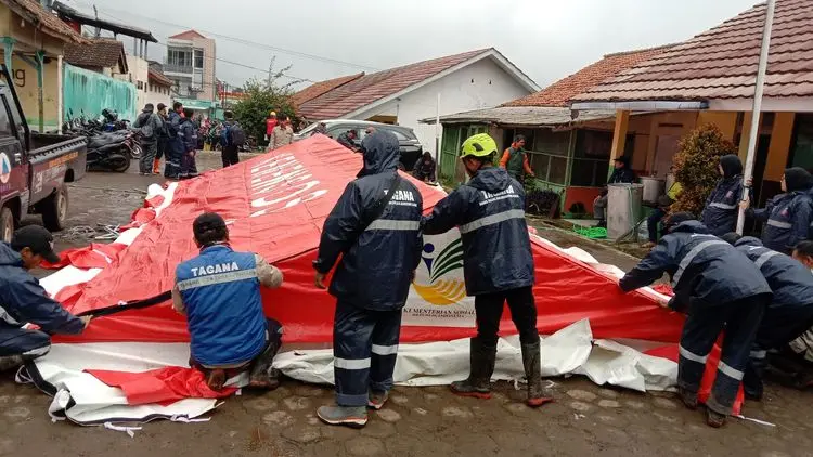 Petugas mendirikan tenda untuk pengungsi korban longsor bandung barat (Foto:Kemensos/Tera Nusantara.com)