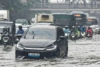 Kendaraan melintasi jalan yang tergenang air di Cawang, Jakarta Timur, Kamis (22/1/2026). (Foto: Antara/Tera Nusantara.com)