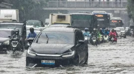 Kendaraan melintasi jalan yang tergenang air di Cawang, Jakarta Timur, Kamis (22/1/2026). (Foto: Antara/Tera Nusantara.com)