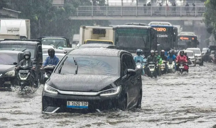 Kendaraan melintasi jalan yang tergenang air di Cawang, Jakarta Timur, Kamis (22/1/2026). (Foto: Antara/Tera Nusantara.com)