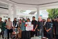 Sejumlah ahli waris korban bencana di Sumatera Barat menerima santunan duka sebesar Rp15 juta per orang, Sabtu (17/1/2026). (Foto: Dit. PSKBA Kemensos/Tera Nusantara.com)