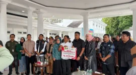 Sejumlah ahli waris korban bencana di Sumatera Barat menerima santunan duka sebesar Rp15 juta per orang, Sabtu (17/1/2026). (Foto: Dit. PSKBA Kemensos/Tera Nusantara.com)