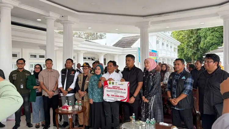 Sejumlah ahli waris korban bencana di Sumatera Barat menerima santunan duka sebesar Rp15 juta per orang, Sabtu (17/1/2026). (Foto: Dit. PSKBA Kemensos/Tera Nusantara.com)