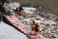 Pasukan Orange sedanv menangani sampah akibat banjir. (Foto: Pemprov DKI Jakarta/Tera Nusantara.com)