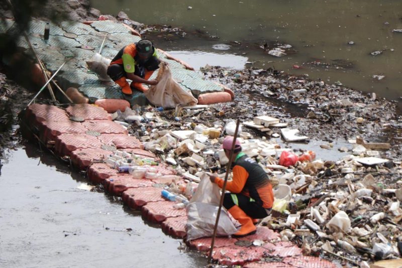 Pasukan Orange sedanv menangani sampah akibat banjir. (Foto: Pemprov DKI Jakarta/Tera Nusantara.com)
