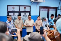Menteri Ekonomi Kreatif, Teuku Riefky Harsya, meninjau SPPG (Satuan Pelayanan Pemenuhan Gizi) Rajabasa 3 dalam kolaborasi Program Ekraf Masak Bersama Master (MASAMO) untuk mendukung Program Presiden Makan Bergizi Gratis (MBG), di Bandar Lampung, Minggu (15/2/2026). (Foto: Kementerian Ekonomi Kreatif/Tera Nusantara.com)