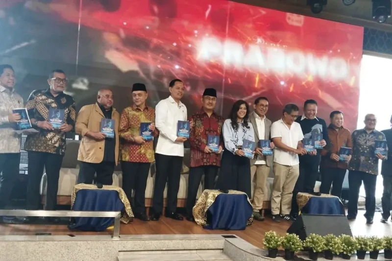 Anggota Komisi III DPR RI Bambang Soesatyo (ketiga kanan) saat foto bersama dalam acara peluncuran buku 