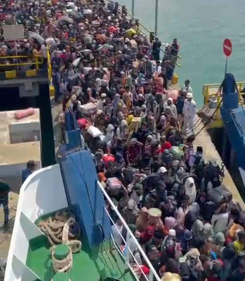 Masyarakat berdesak-desakan memasuki kapal penyeberangan. (Foto: Ist)
