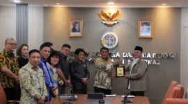 Menteri Agraria dan Tata Ruang/Kepala Badan Pertanahan Nasional Nusron Wahid menyerahkan persetujuan substansi Rencana Tata Ruang Wilayah (RTRW) Sulawesi Utara kepada Gubernur Yulius Selvanus. (Foto: Tera Nusantara.com)