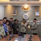 Menteri Agraria dan Tata Ruang/Kepala Badan Pertanahan Nasional Nusron Wahid menyerahkan persetujuan substansi Rencana Tata Ruang Wilayah (RTRW) Sulawesi Utara kepada Gubernur Yulius Selvanus. (Foto: Tera Nusantara.com)