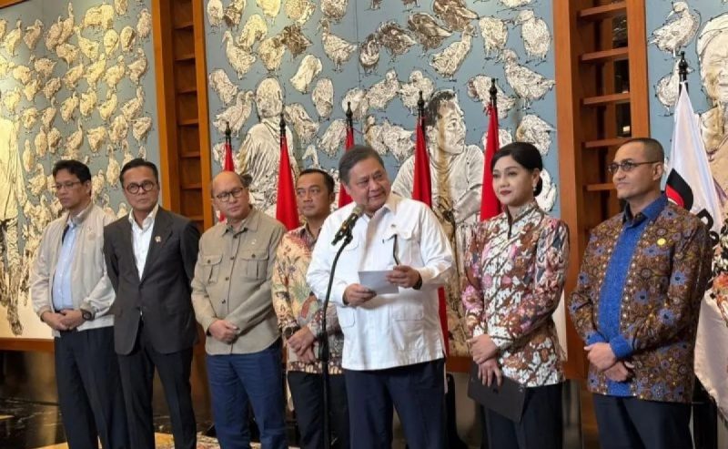 Menteri Koordinator (Menko) Bidang Perekonomian Airlangga Hartarto (ketiga dari kanan) menghadiri konferensi pers di Wisma Danantara Jakarta, Sabtu (31/1/2026). (Foto: Tera Nusantara.com)