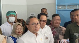 Menteri Koordinator Bidang Pangan Zulkifli Hasan mengunjungi SPPG Dapur Nikmat Barokah Kedung Asem di Rungkut, Kota Surabaya, Kamis (19/2/2026). (Foto: Tera Nusantara.com)