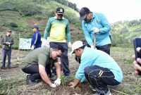 Penanaman pohon kopi dalam program bertajuk Gerakan Berwakaf Pohon Kopi, Bermaslahat untuk Umat dan Menjaga Alam dipusatkan di tanah wakaf milik Yayasan Wakaf Ikhlas Beramal di Desa Paya Bener, Kecamatan Bebesen, Kabupaten Aceh Tengah, Jumat (13/2/2026).(Foto: Humas Kemenag/Tera Nusantara.com)