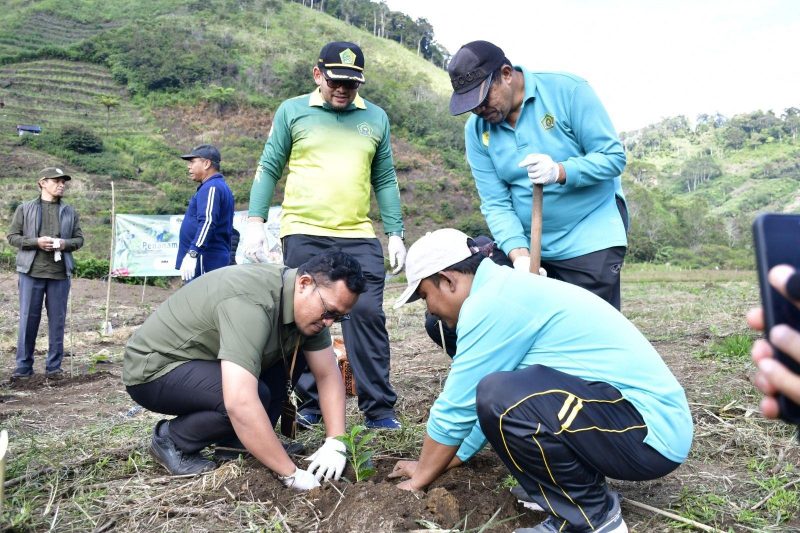 Penanaman pohon kopi dalam program bertajuk Gerakan Berwakaf Pohon Kopi, Bermaslahat untuk Umat dan Menjaga Alam dipusatkan di tanah wakaf milik Yayasan Wakaf Ikhlas Beramal di Desa Paya Bener, Kecamatan Bebesen, Kabupaten Aceh Tengah, Jumat (13/2/2026).(Foto: Humas Kemenag/Tera Nusantara.com)
