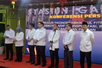 Menko Bidang Perekonomian Airlangga Hartarto (No 4 dari kiri) di Stasiun Gambir, Jakarta, Selasa (10/2/2026). (Foto: Tera Nusantara.com)