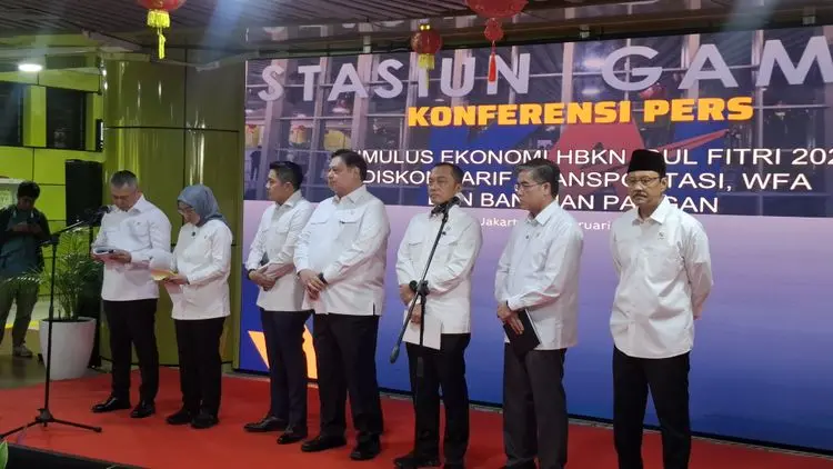 Menko Bidang Perekonomian Airlangga Hartarto (No 4 dari kiri) di Stasiun Gambir, Jakarta, Selasa (10/2/2026). (Foto: Tera Nusantara.com)